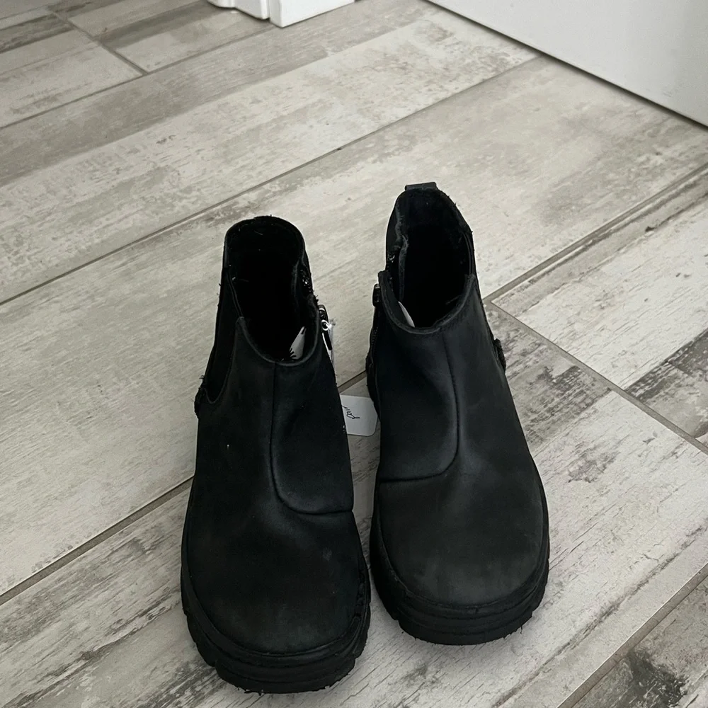 UGG - toddler Chelsea ankle boot - size 12